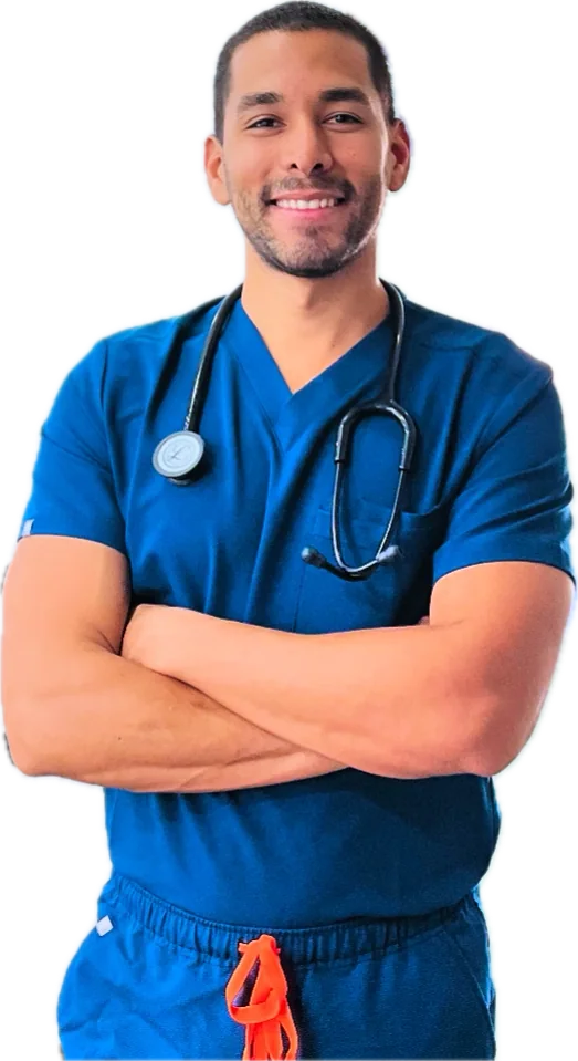 Le Dr Guillermo Pérez Karam en tenue médicale bleue avec un stéthoscope, souriant, les bras croisés